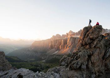 Sonnenaufgang über den Gipfeln und Almwiesen des Grödnertals in den Dolomiten
