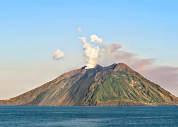 Vulkaninsel Stromboli mit weißer Rauchfahne über dem Gipfel, davor das Meer