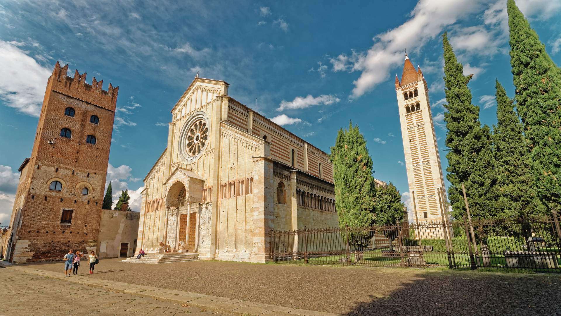 Basilika San Zeno Maggiore in Verona, Venetien, Italien (credits canvapro) Basilika San Zeno Maggiore mit Rosette, Campanile und Zypressen in Verona bei blauem Himmel