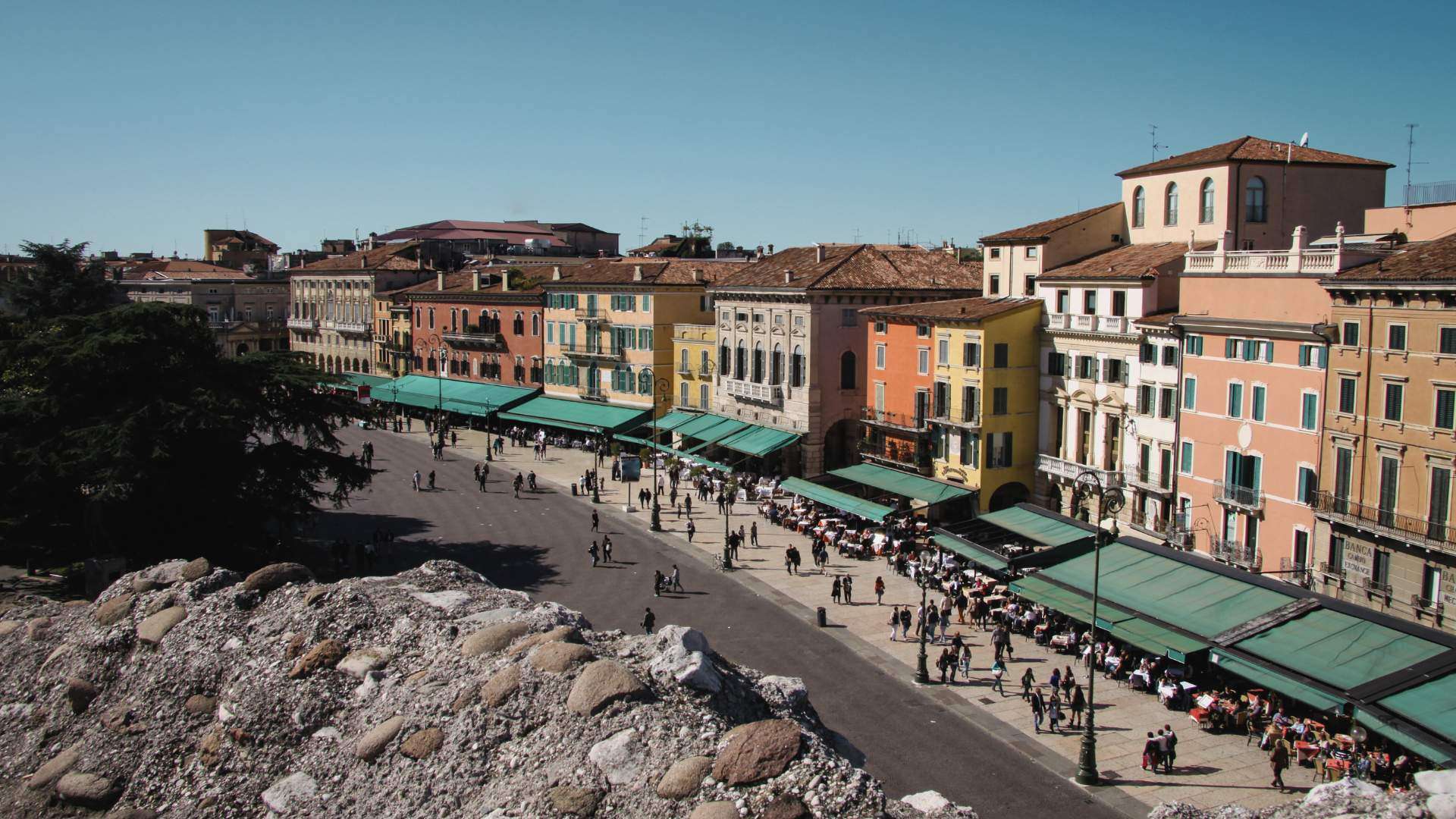 Blick von der Arena auf den Liston auf der Piazza Bra Verona, Italien (credits canvapro) Blick von der Arena auf den Liston und die Häuser der Piazza Bra in Verona