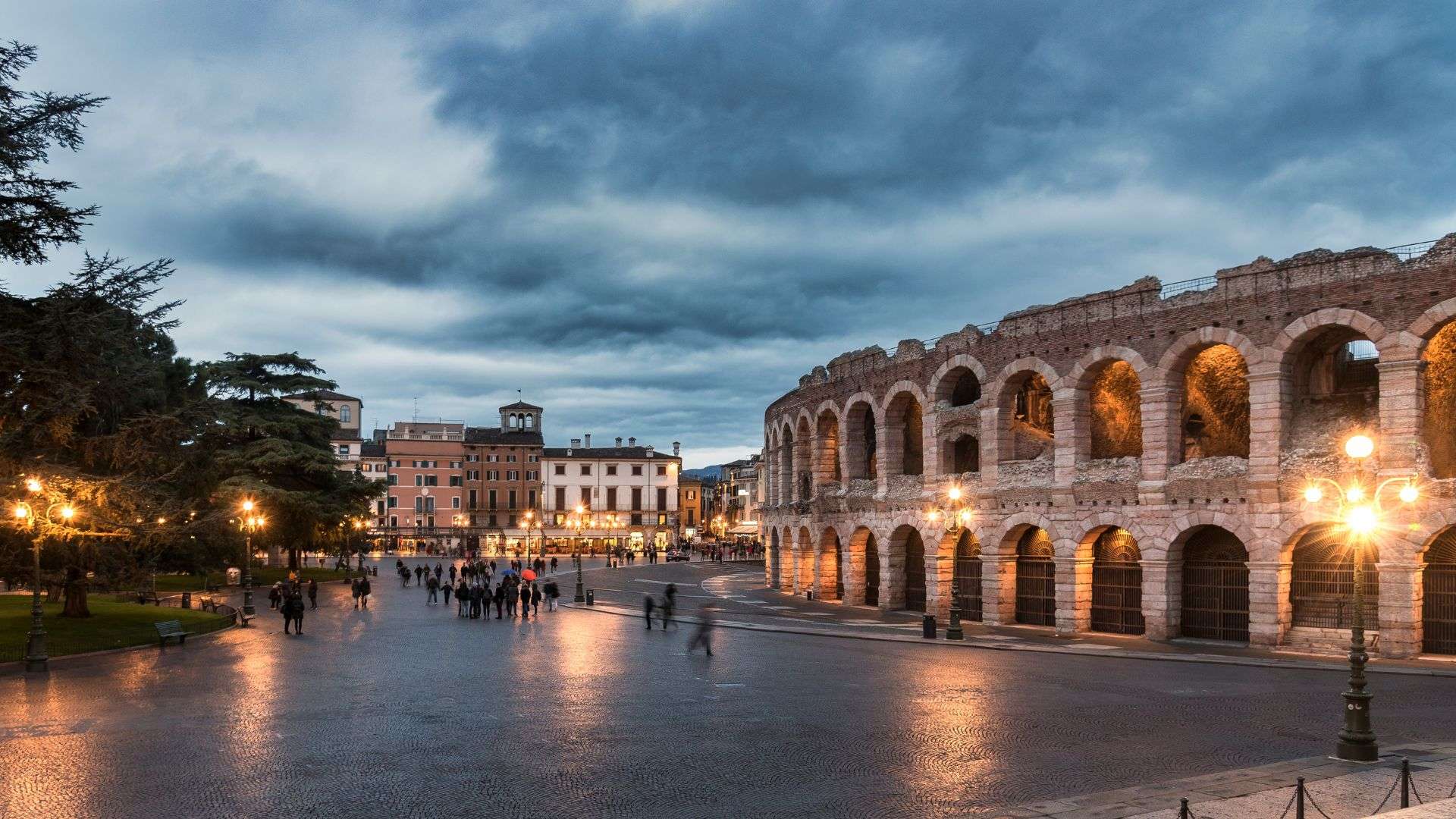 Arena di Verona auf der Piazza Bra Verona, Italien (credits shutterstock.com) Die beleuchtete Arena di Verona an der Piazza Bra in der Abenddämmerung