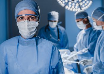 Symbolfoto: Ärztin im Operationssaal (credits shutterstock.com)