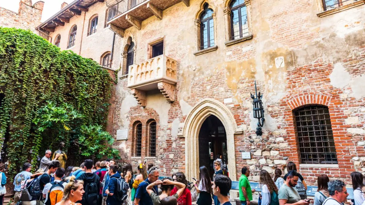Casa di Giulietta in Verona (credis Resul Muslu / Shutterstock.com) Der berühmte Balkon im efeubewachsenen Innenhof der Casa di Giulietta in Verona mit Besuchern