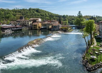 Mühlendorf Borghetto sul Mincio mit Wehr und Wasserhäusern am Fluss Mincio