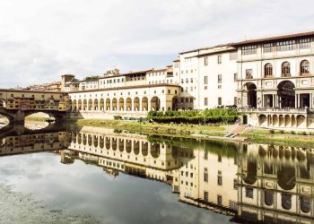 Ponte Vecchio mit Vasarikorridor und den Uffizien am Ufer des Arno in Florenz