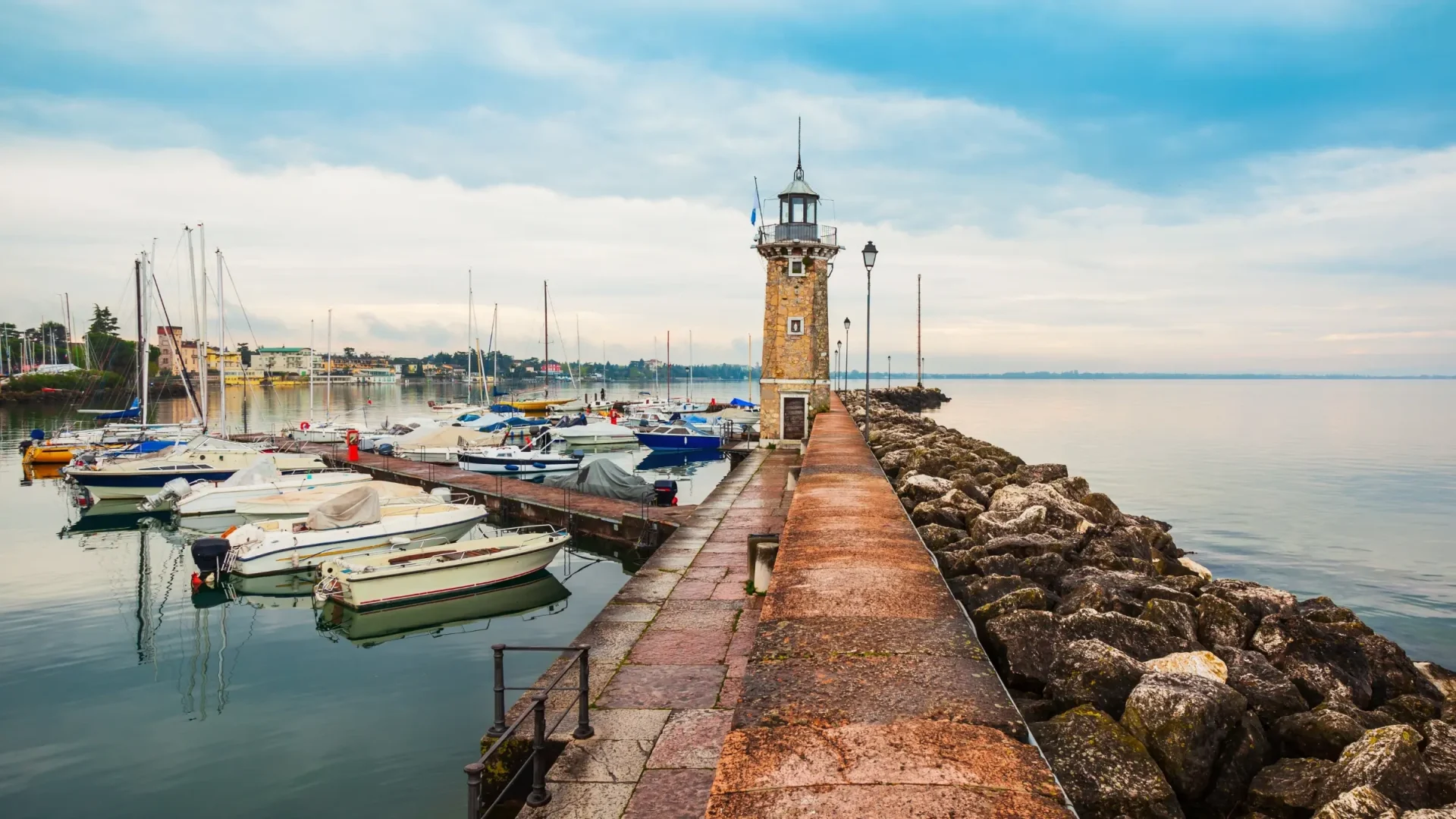 Desenzano Gardasee ©shutterstock.com