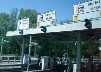 Mautstelle mit mehreren Spuren auf einer italienischen Autobahn