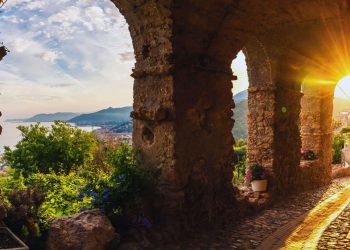 Steinerner Arkadengang in Verezzi mit Blick auf die ligurische Küste