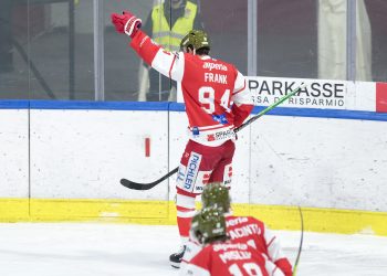 Eishockeyspieler Daniel Frank in weiß-rotem Trikot des HCB Südtirol Alperia auf dem Eis mit Schläger und Helm.