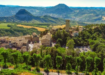 San Leo Sehenswürdigkeiten: der Borgo San Leo mit Glockenturm und den Bergen des Montefeltro, © shutterstock.com