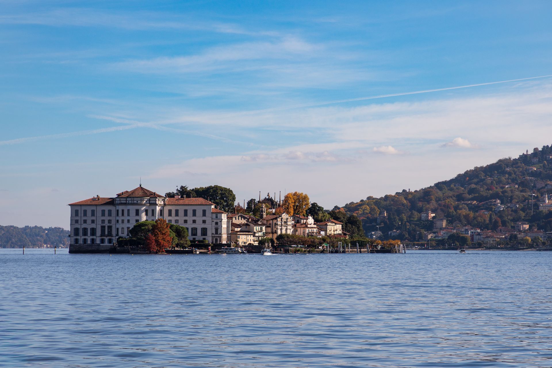 Die Isola Bella mit Barockpalast und Terrassengärten im Lago Maggiore vor Stresa