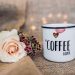 Kaffeetasse mit rotem Lippenstiftabdruck am Rand neben einer Rose – Motiv zu «Rossetto e caffè» von Sal Da Vinci