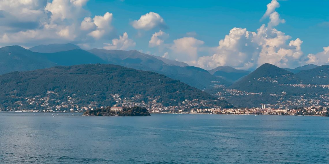 Blauer Lago Maggiore mit den grünen Hügeln des Piemont