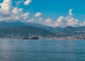 Blauer Lago Maggiore mit den grünen Hügeln des Piemont
