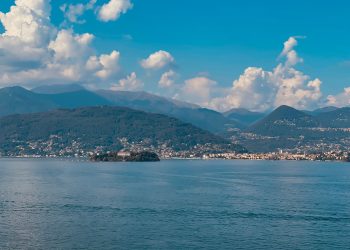 Blauer Lago Maggiore mit den grünen Hügeln des Piemont