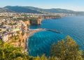 Sorrent Sehenswürdigkeiten: Panoramablick auf Sorrent über dem Golf von Neapel. © Italien.news/canva