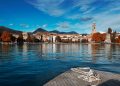 Blick über Verbania am Ufer des Lago Maggiore mit Bergen im Hintergrund