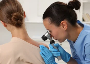 Ärztin untersucht Patientin © shutterstock.com