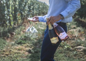 Themenbild zur Weinverkostung beim Festival Franciacorta in Cantina im Weingut Castello Bonomi