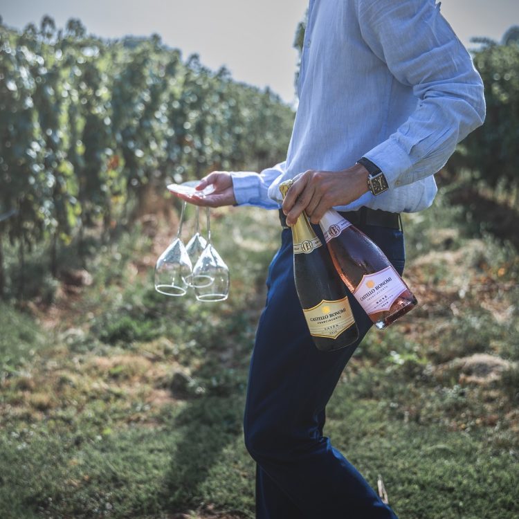 Themenbild zur Weinverkostung beim Festival Franciacorta in Cantina im Weingut Castello Bonomi