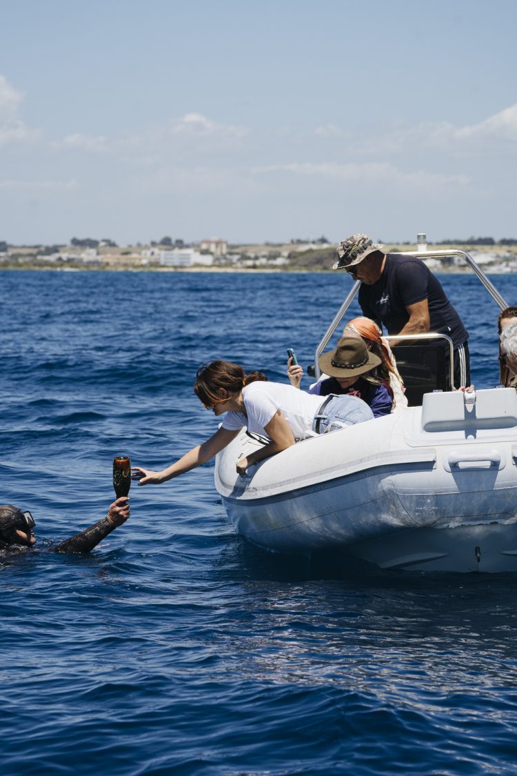 Themenbild zur Unterwasser-Weinreife von Mormora: Flaschen im Ionischen Meer vor Porto Cesareo