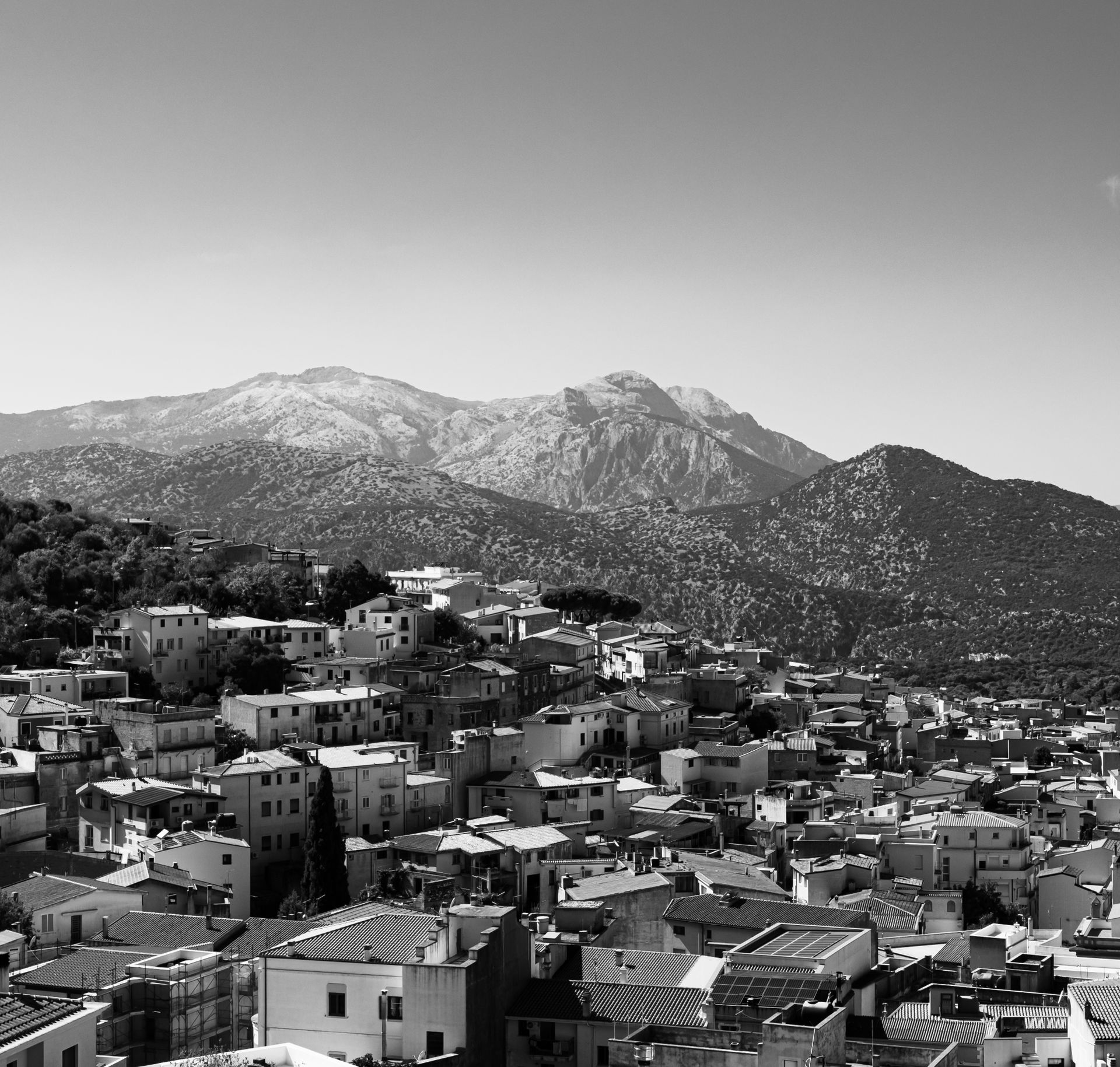 Dorgali vor den Bergen des Supramonte Der Ort Dorgali in der Provinz Nuoro vor der Bergkulisse des Supramonte auf Sardinien
