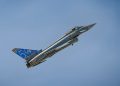 Eurofighter Typhoon im Flug vor blauem Himmel als Symbolbild für die NATO-Luftraumüberwachung im Baltikum