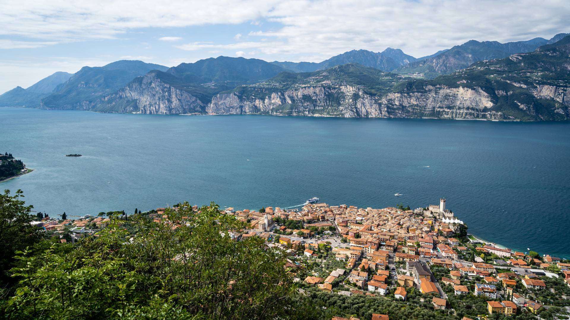Blick von oben auf die Altstadt von Malcesine mit Scaligerburg und dem Gardasee
