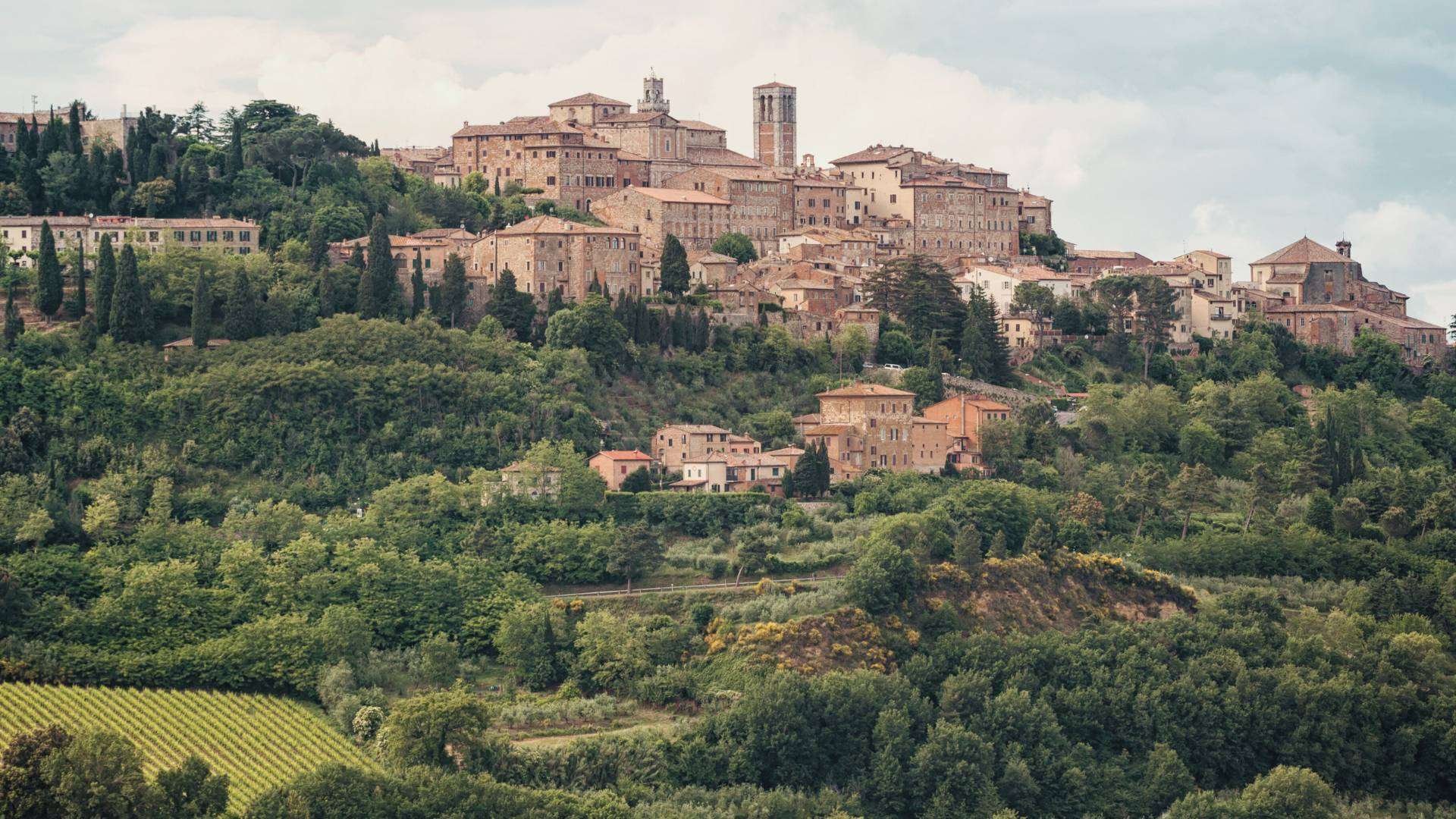 Montepulciano – Stadt und Hügel in der Toskana Montepulciano auf seinem Hügel über den Weinbergen der Valdichiana Senese