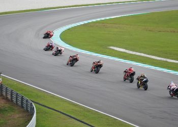 MotoGP-Rennmaschinen in Schräglage in einer Kurve auf der Rennstrecke