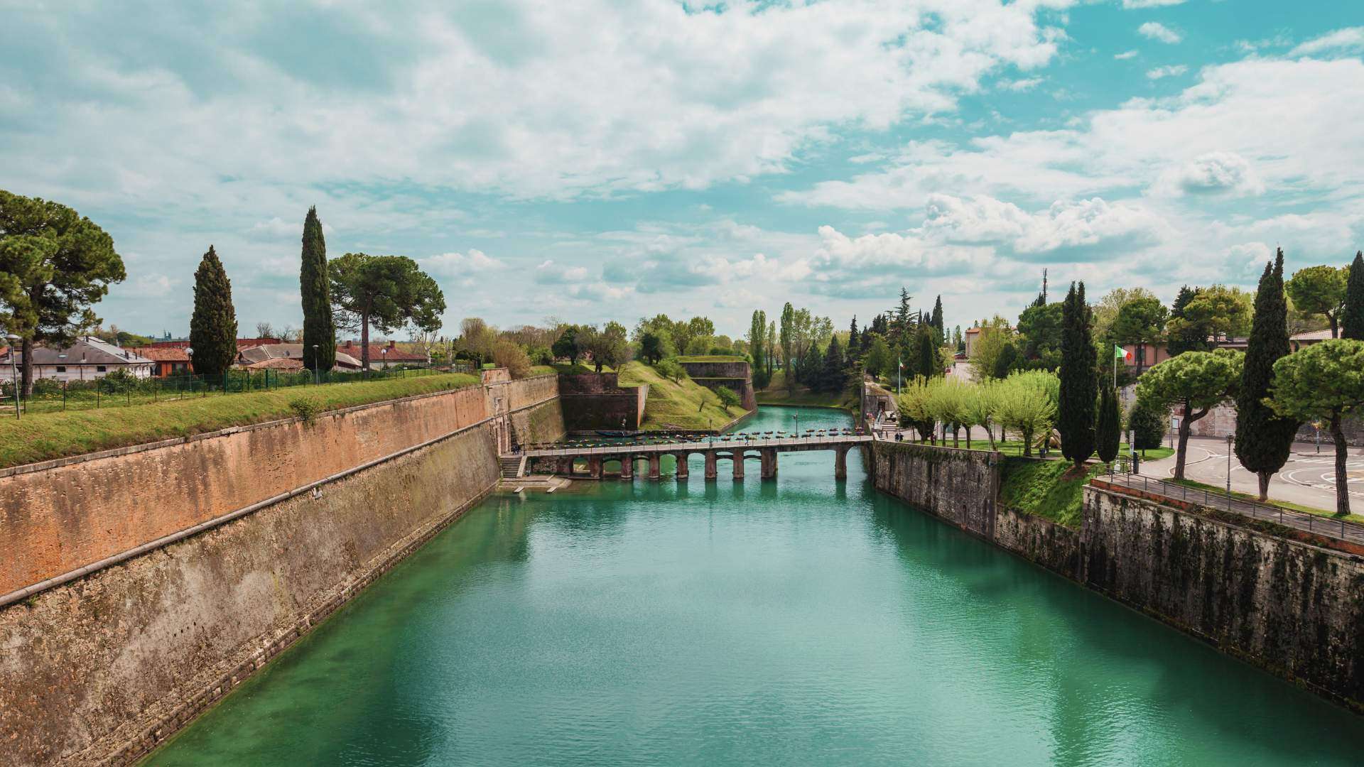 Gasse in der Altstadt von Peschiera del Garda in der Provinz Verona
