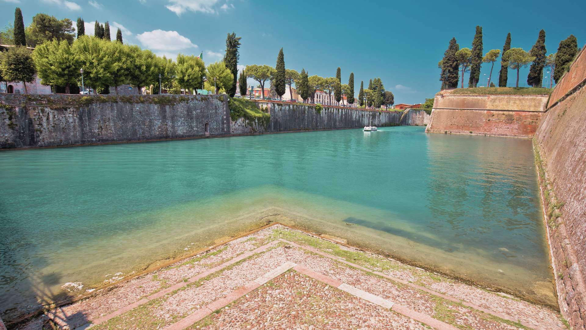 Stadtbild von Peschiera del Garda mit Häusern und Gassen