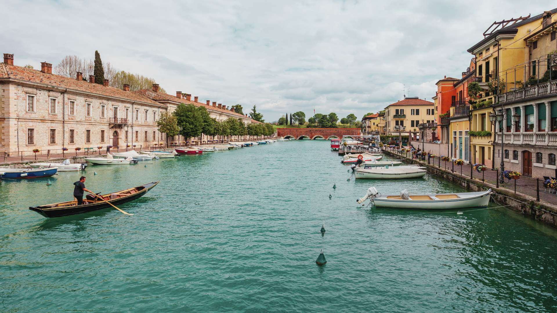 Wasserlauf mit Booten in Peschiera del Garda am Gardasee
