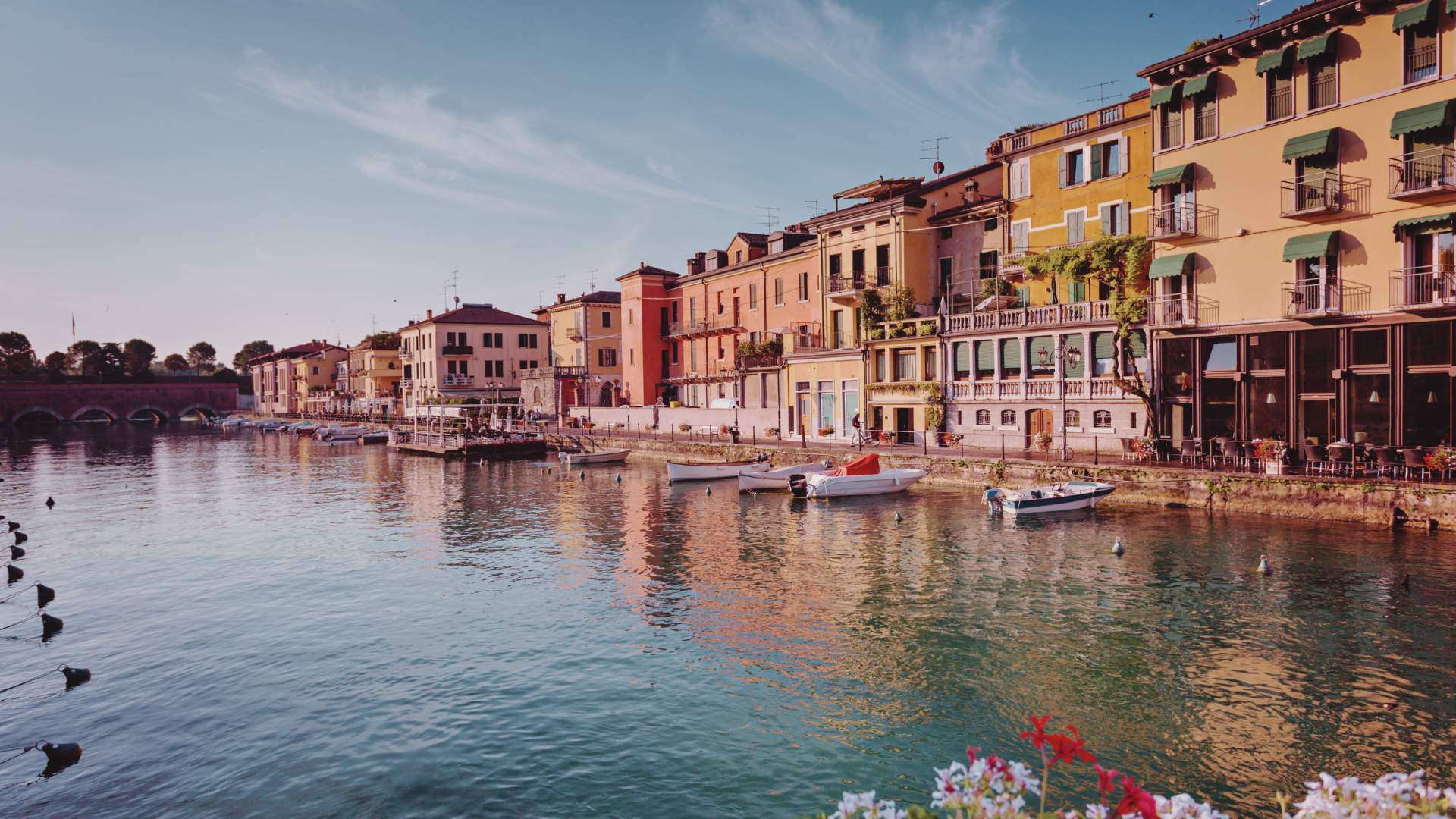 Uferzone von Peschiera del Garda am Südufer des Gardasees