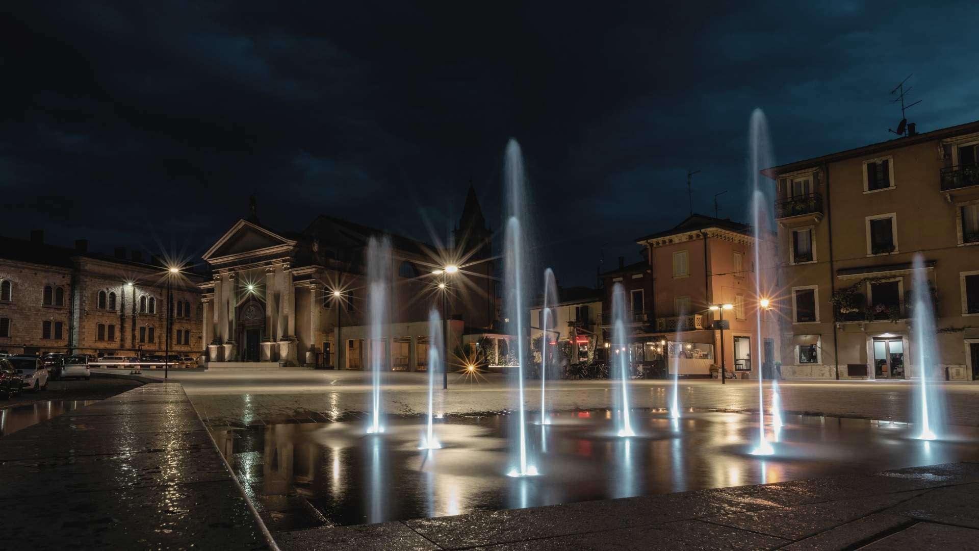 Häuserzeile im Zentrum von Peschiera del Garda am Gardasee