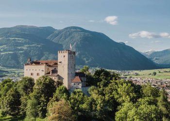 Schloss Bruneck über der Altstadt von Bruneck im Pustertal