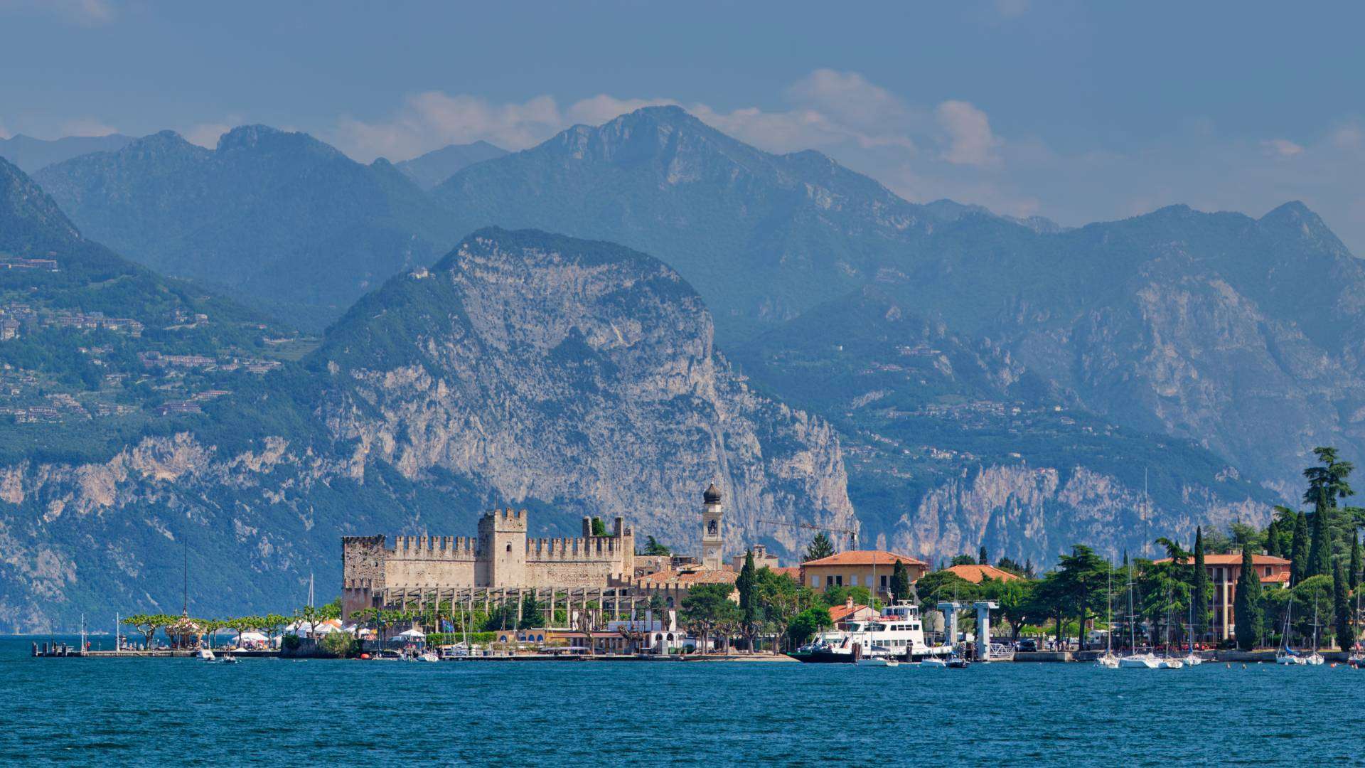 Das Castello Scaligero von Torri del Benaco direkt am Wasser, dahinter die Berge des Westufers
