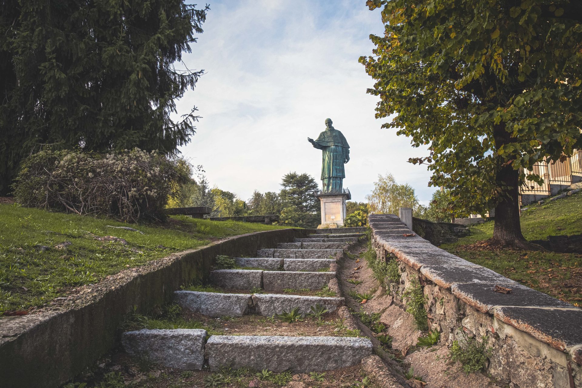 Die Kolossalstatue des heiligen Karl Borromäus über Arona am Lago Maggiore