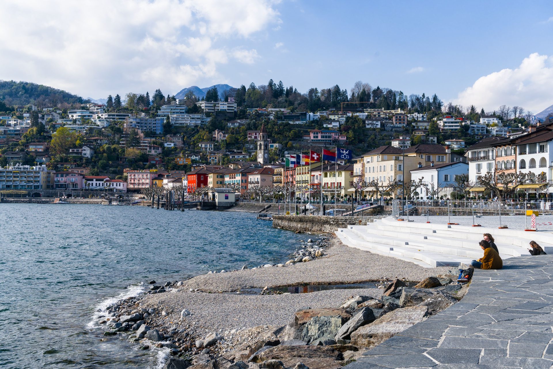 Bunte Häuserzeile an der Seepromenade von Ascona am Lago Maggiore