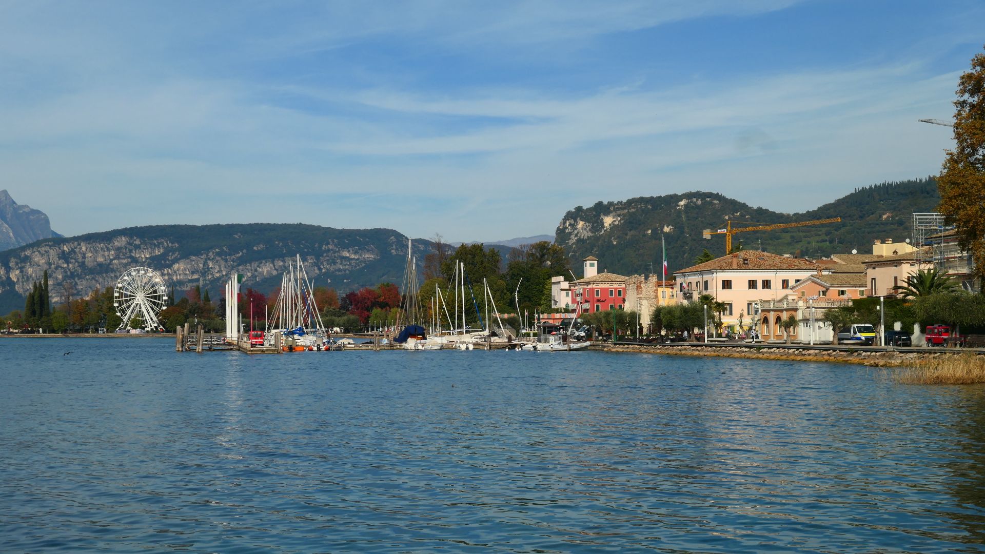 Bardolino – Seepromenade mit Segelbooten Segelboote vor der Seepromenade von Bardolino am Ostufer des Gardasees