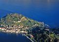 Luftbild der Halbinsel von Bellagio mit Ortskern und dunkelblauem Comer See