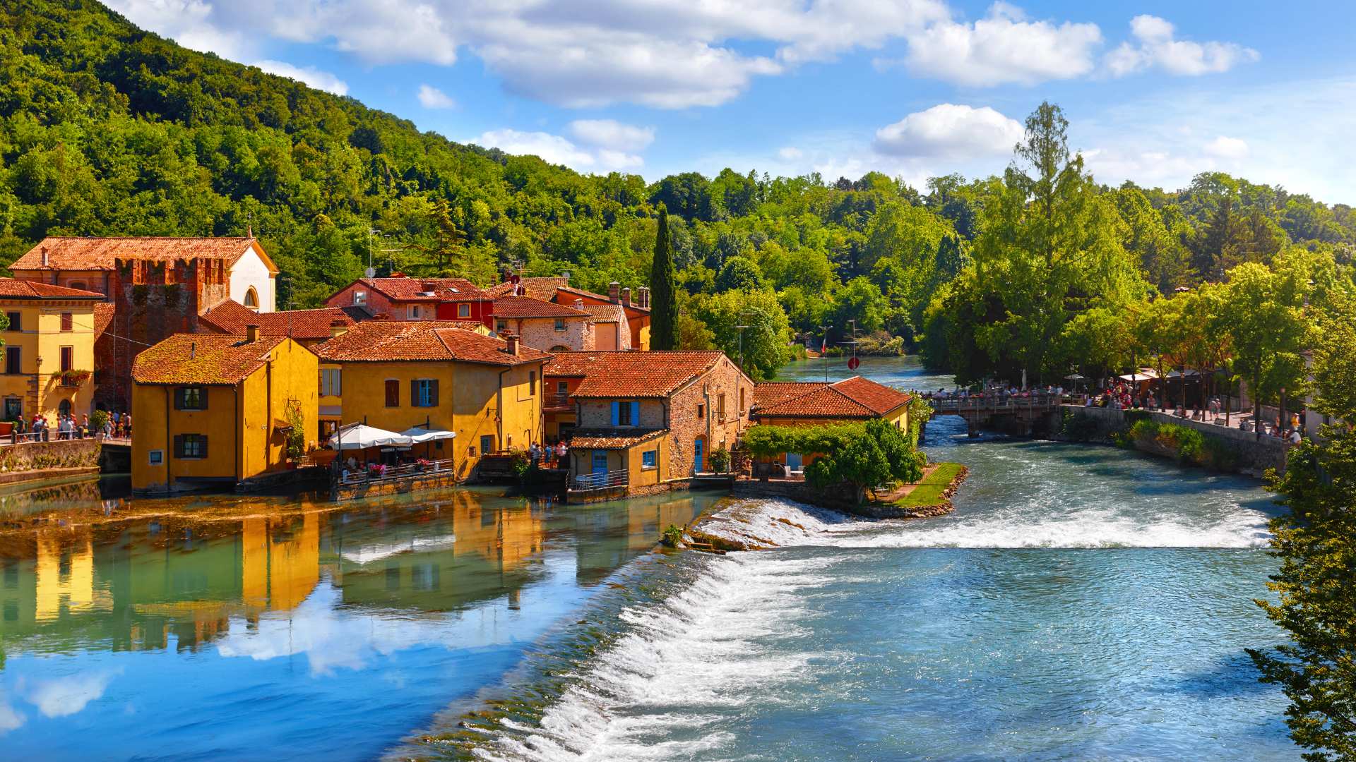 Borghetto – Häuser am Wehr des Mincio Die alten Mühlenhäuser von Borghetto stehen dicht am Wehr des Mincio