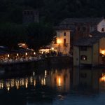 Borghetto – Lokale am Wasser Beleuchtete Terrassen der Lokale in Borghetto am Ufer des Mincio in der Dämmerung