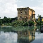 Borghetto – Ruine des Ponte Visconteo Die zinnenbewehrte Ruine des Ponte Visconteo spiegelt sich im ruhigen Wasser des Mincio