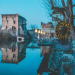 Borghetto – Turm im Winterlicht Der Wehrturm von Borghetto am Mincio, abends beleuchtet und im Wasser gespiegelt