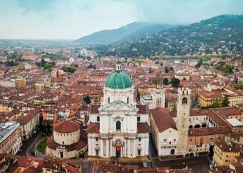 Blick über die Altstadt von Brescia mit der Kuppel des Duomo Nuovo