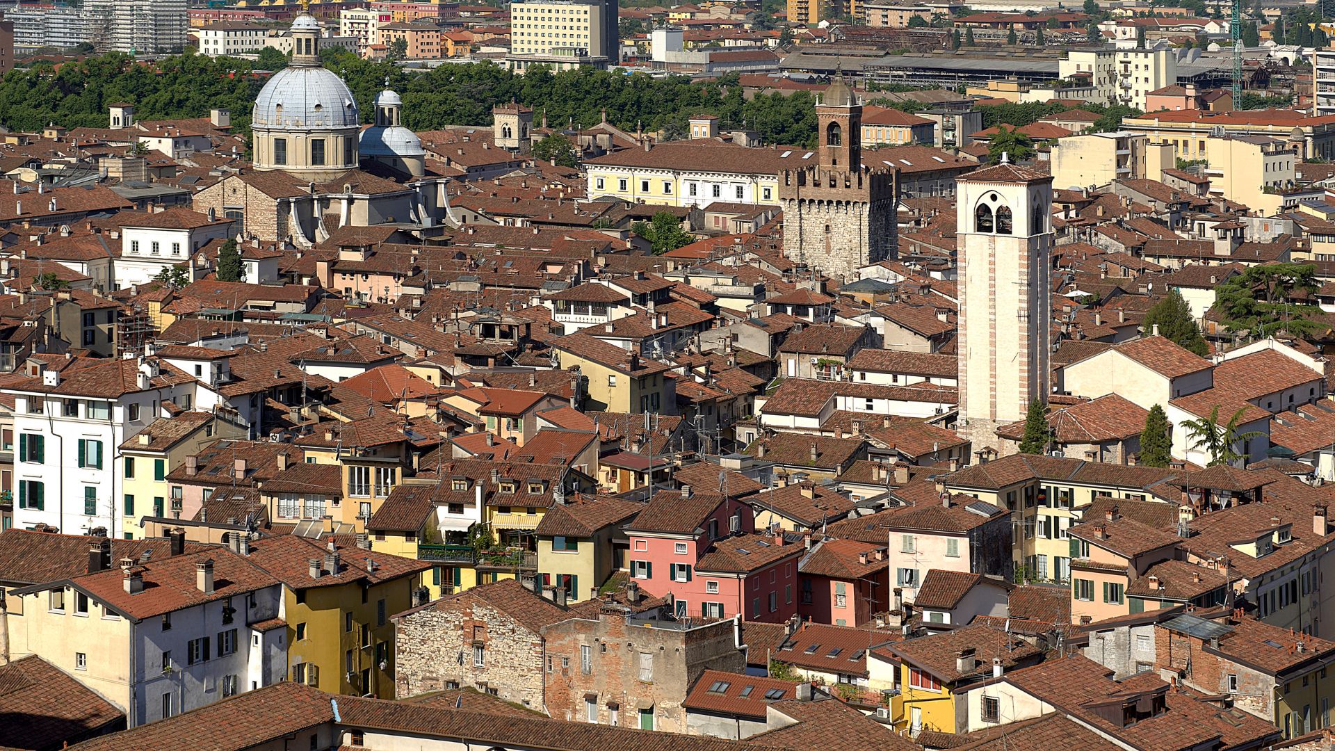 Dächer und Türme der Altstadt von Brescia Ziegeldächer und Türme der Altstadt von Brescia von oben gesehen