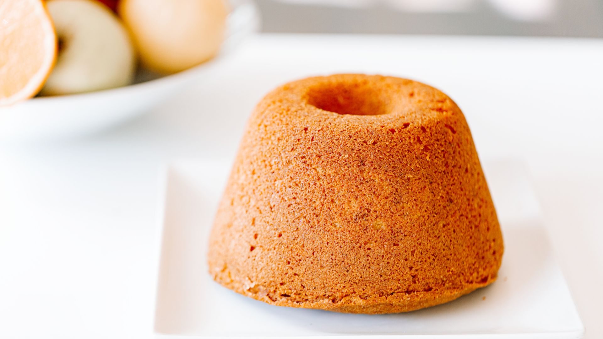 Bossolà, der Brescianer Kranzkuchen Ein Bossolà, der ringförmige Kranzkuchen aus Brescia, auf einem weißen Teller