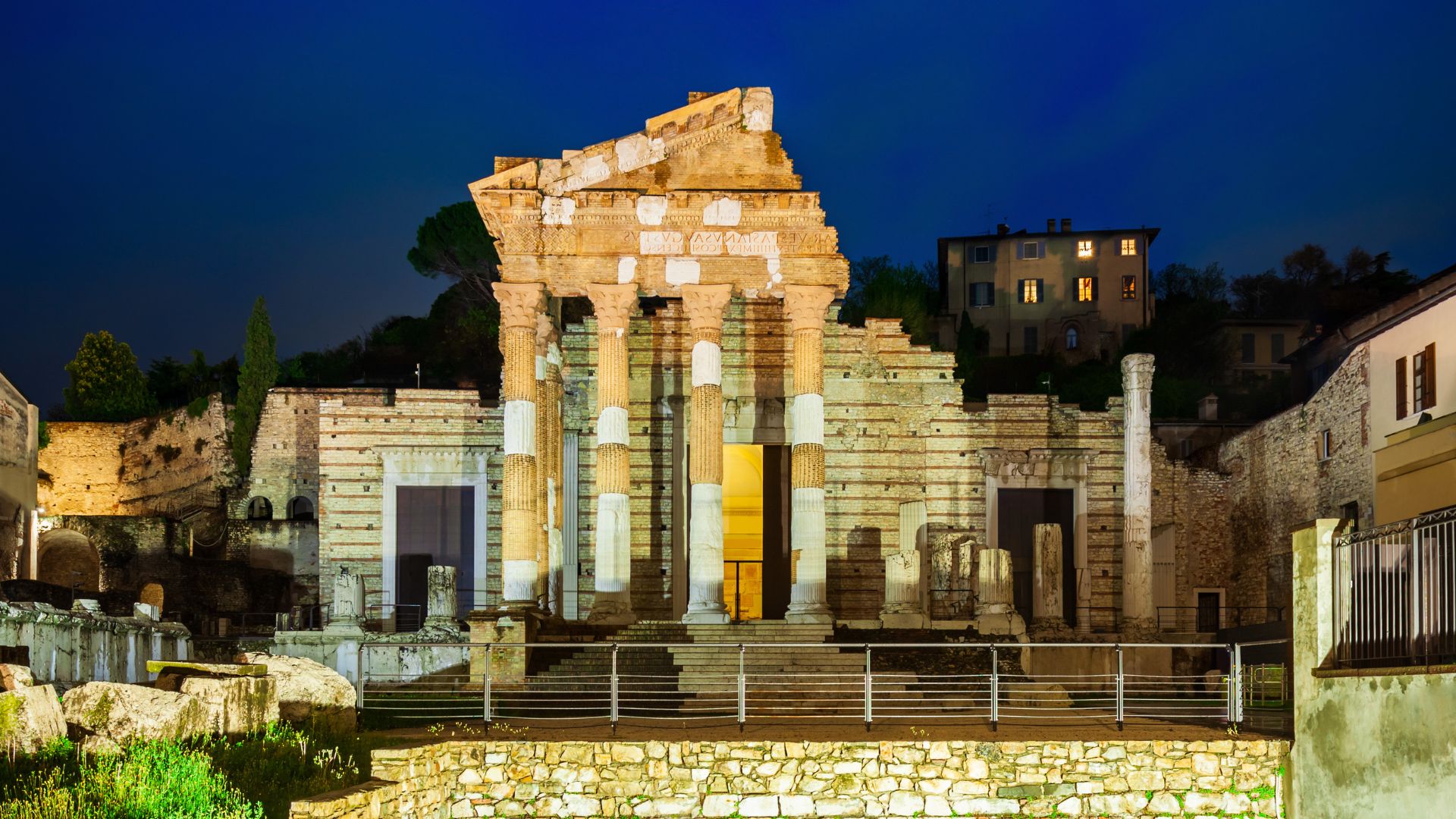 Capitolium im Parco archeologico von Brescia Die Säulen des römischen Capitolium im Archäologiepark Brixia in Brescia