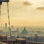 Blick von der Burgmauer über Brescia Kette an der Mauer des Castello di Brescia mit Blick über die Stadt im Dunst
